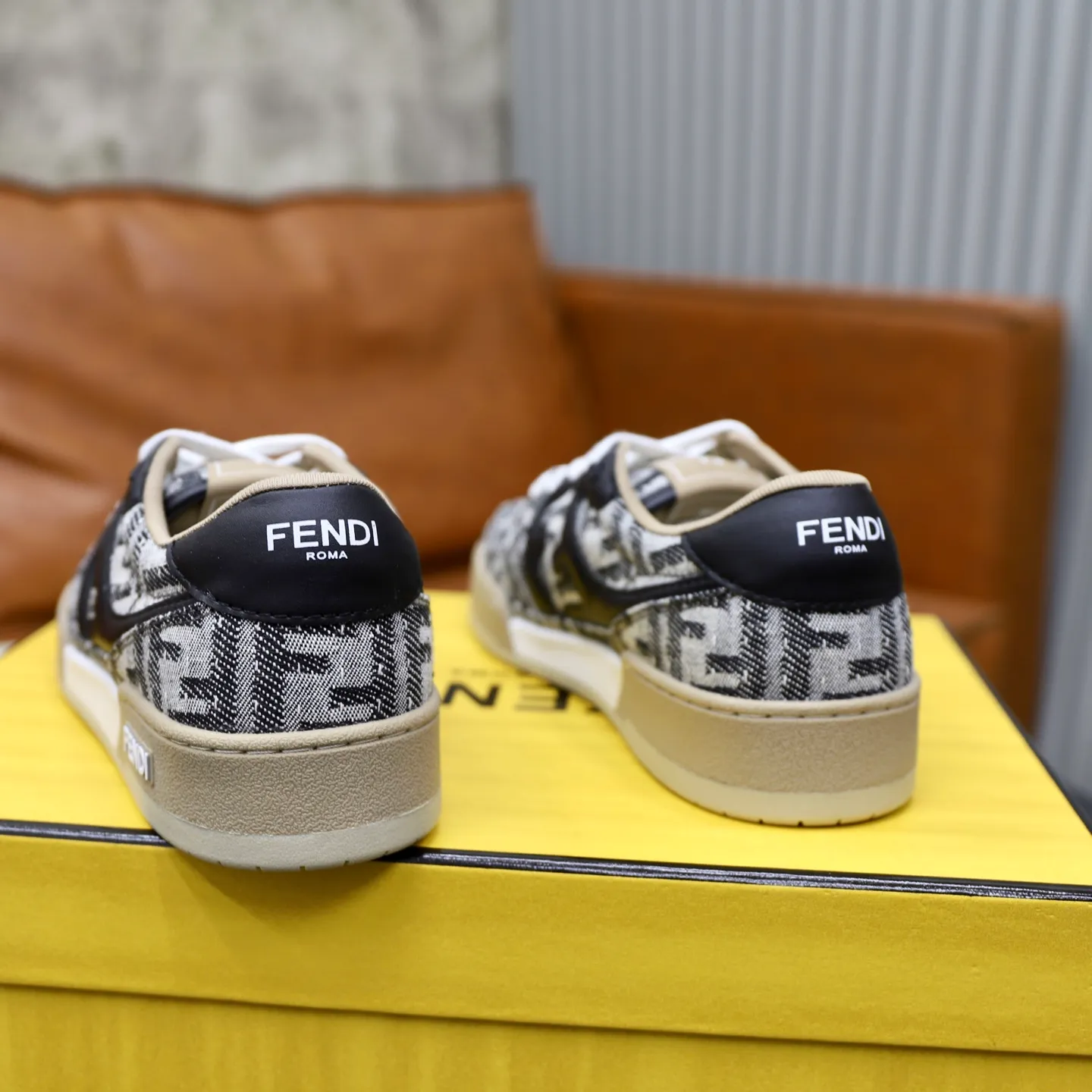 Ex-factory price: 640🔥Couple model (top original order) Brand: FENDI Size: 35-44 (customized for men 38 and 45) Grade: original order quality High version Material: Imported original cowhide stitching ➕ High-quality and comfortable lining Original TPU lightweight anti-slip outsole Style category: Travel fashion casual shoes Versatile trend